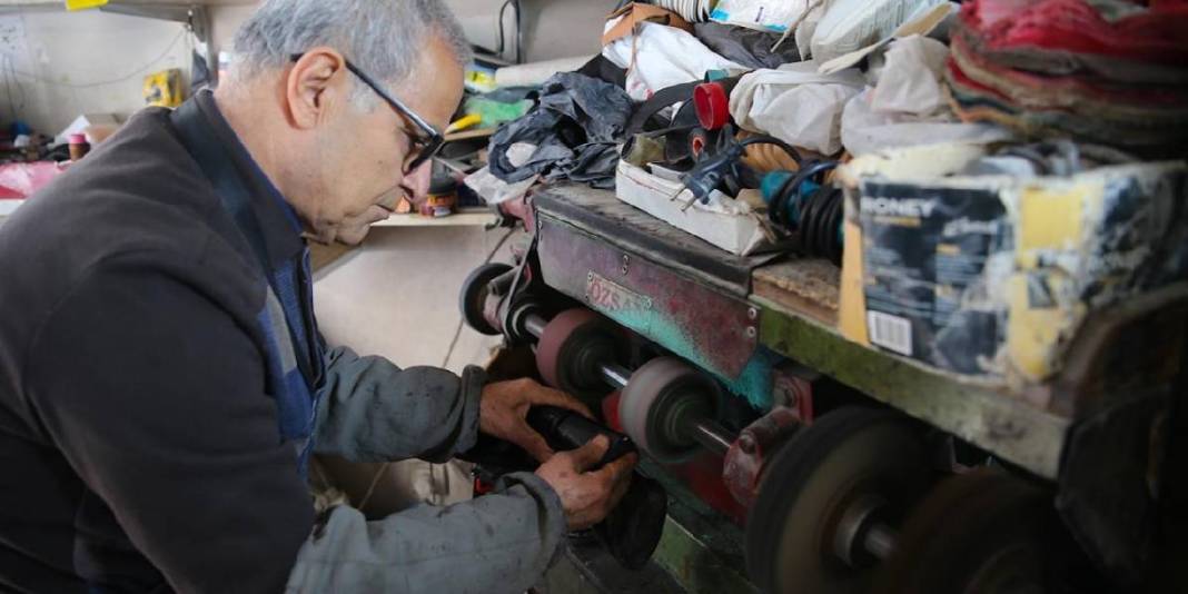 11 yaşında çıraklıkla başladı: 6 metrekarede 44 yıldır ayakkabı tamir ediyor 5